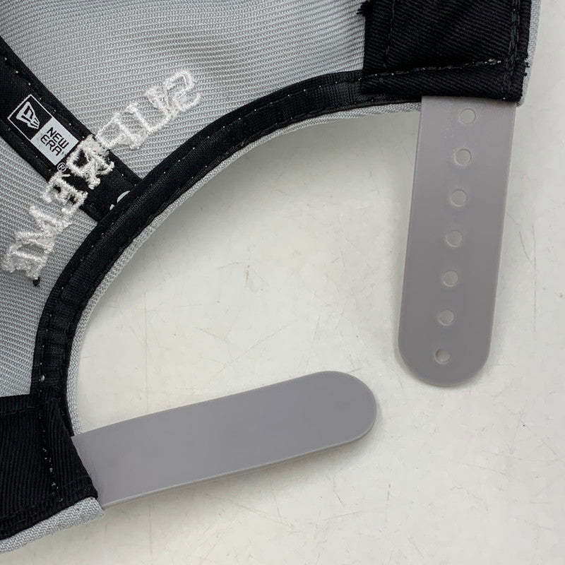 【中古品】【メンズ】 SUPREME シュプリーム × NEWERA ニューエラ GOTHIC OUTLINE ADJUSTABLE ゴシック アウトライン アジャスタブル 帽子 キャップ 185-260813-kh-07-izu サイズ：F カラー：グレー 万代Net店