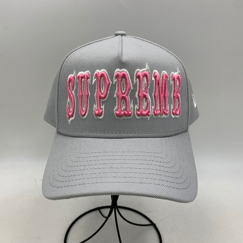 【中古品】【メンズ】 SUPREME シュプリーム × NEWERA ニューエラ GOTHIC OUTLINE ADJUSTABLE ゴシック アウトライン アジャスタブル 帽子 キャップ 185-260813-kh-07-izu サイズ：F カラー：グレー 万代Net店