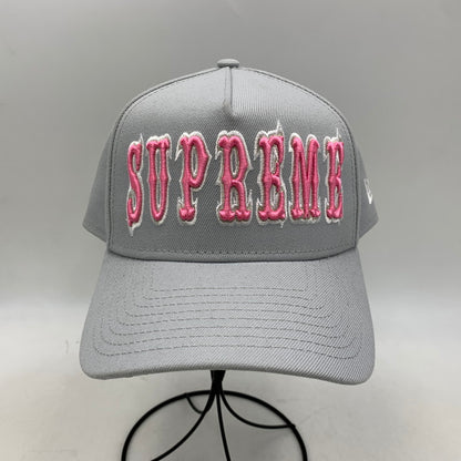 【中古品】【メンズ】 SUPREME シュプリーム × NEWERA ニューエラ GOTHIC OUTLINE ADJUSTABLE ゴシック アウトライン アジャスタブル 帽子 キャップ 185-260813-kh-07-izu サイズ：F カラー：グレー 万代Net店