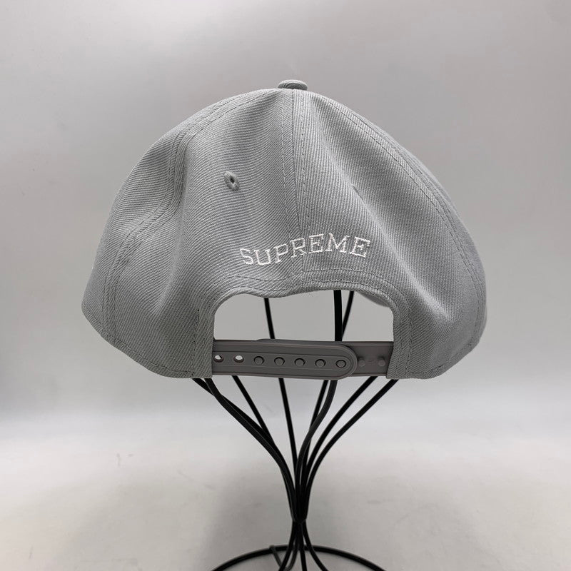 【中古品】【メンズ】 SUPREME シュプリーム × NEWERA ニューエラ GOTHIC OUTLINE ADJUSTABLE ゴシック アウトライン アジャスタブル 帽子 キャップ 185-260813-kh-07-izu サイズ：F カラー：グレー 万代Net店