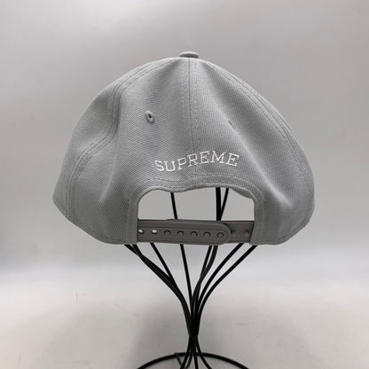 【中古品】【メンズ】 SUPREME シュプリーム × NEWERA ニューエラ GOTHIC OUTLINE ADJUSTABLE ゴシック アウトライン アジャスタブル 帽子 キャップ 185-260813-kh-07-izu サイズ：F カラー：グレー 万代Net店