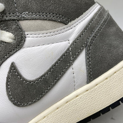 【中古品】【レディース】 NIKE ナイキ FD1437-051 GS AIR JORDAN 1 RETRO HIGH OG エア ジョーダン 1 レトロ ハイ OG スニーカー 靴 166-260829-kh-12-izu サイズ：24 カラー：BLACK/FIRE RED-WHITE-LIGHT SMOKE GREY 万代Net店
