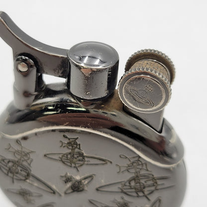 【現状渡し品】【メンズ/レディース】 VIVIENNE WESTWOOD ヴィヴィアンウエストウッド BLIND STAMP OIL LIGHTER ブラインドスタンプ オイルライター 206-260826-ay-19-izu カラー：ブラック系 万代Net店