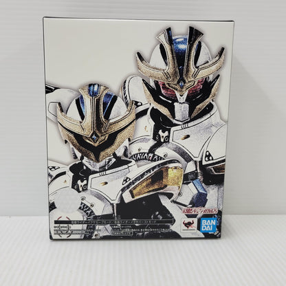 【中古品】 S.H.F 真骨彫製法 仮面ライダーイクサ セーブモード バーストモード 042-600925-mh-04-izuh 万代Net店