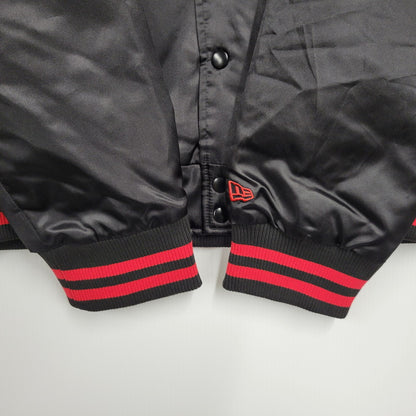【中古美品】【メンズ】 NEWERA ニューエラ 13102980 SATIN WORDMARK BOMBER JACKET サテン ワードマーク ボンバー ジャケット CHIBUL アウター 148-260824-ya-05-izu サイズ：XL カラー：ブラック 万代Net店