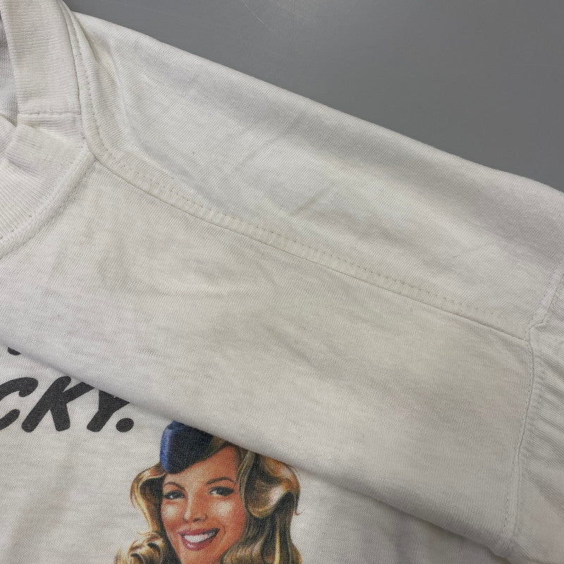 【現状渡し品】【メンズ】 HOTO VESTE LUCKY STRIKE GET LUCKY. PIN-UP GIRL SS TEE ラッキーストライク ピンナップ ガール ショートスリーブ Tシャツ トップス 146-260902-kh-08-izu カラー：ホワイト 万代Net店