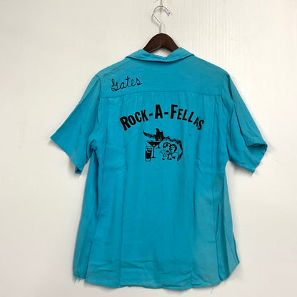 【現状渡し品】【メンズ】 KING LOUIE TEN STRIKE キング ルイ テン ストライク 黒タグ フロッキープリント USA製 50-60 S S BOWLING SHIRT ボーリング シャツ トップス 半袖 146-260828-ya-05-izu サイズ：ML カラー：ライトブルー 万代Net店