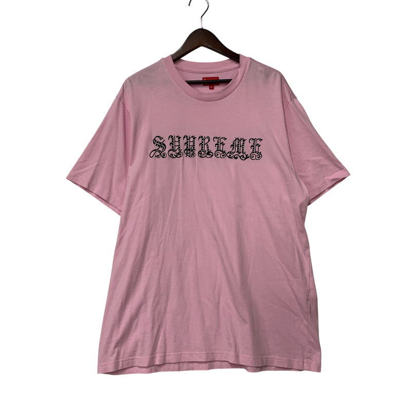 【中古品】【メンズ】 SUPREME シュプリーム 21SS OLD ENGLISH RHINESTONE SS TOP オールド イングリッシュ ラインストーン ショートスリーブ トップ 半袖 149-260827-cs-01-izu サイズ：XL カラー：ピンク 万代Net店