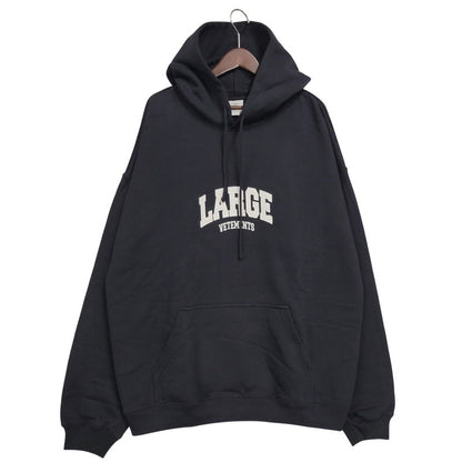 【中古美品】【メンズ】 VETEMENTS ヴェトモン LARGE LOGO HOODIE UE63HD640B ラージ ロゴ フーディー パーカー 142-260902-as-25-izu サイズ：O カラー：ブラック 万代Net店