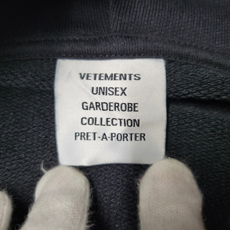 【中古美品】【メンズ】 VETEMENTS ヴェトモン LARGE LOGO HOODIE UE63HD640B ラージ ロゴ フーディー パーカー 142-260902-as-25-izu サイズ：O カラー：ブラック 万代Net店
