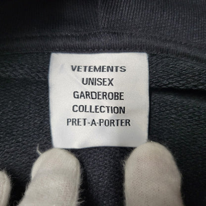 【中古美品】【メンズ】 VETEMENTS ヴェトモン LARGE LOGO HOODIE UE63HD640B ラージ ロゴ フーディー パーカー 142-260902-as-25-izu サイズ：O カラー：ブラック 万代Net店