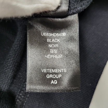 【中古美品】【メンズ】 VETEMENTS ヴェトモン LARGE LOGO HOODIE UE63HD640B ラージ ロゴ フーディー パーカー 142-260902-as-25-izu サイズ：O カラー：ブラック 万代Net店