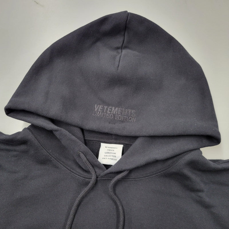 【中古美品】【メンズ】 VETEMENTS ヴェトモン LARGE LOGO HOODIE UE63HD640B ラージ ロゴ フーディー パーカー 142-260902-as-25-izu サイズ：O カラー：ブラック 万代Net店