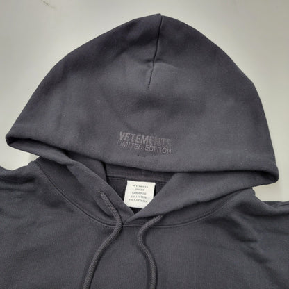 【中古美品】【メンズ】 VETEMENTS ヴェトモン LARGE LOGO HOODIE UE63HD640B ラージ ロゴ フーディー パーカー 142-260902-as-25-izu サイズ：O カラー：ブラック 万代Net店