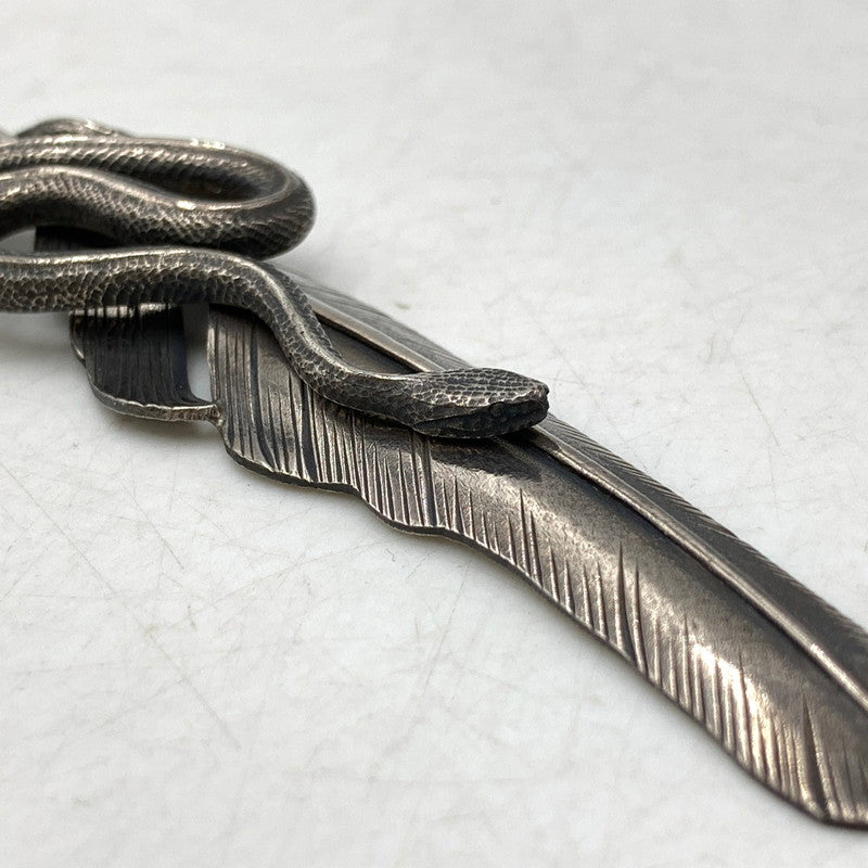 【中古品】【メンズ/レディース】 SHARE ONE'S FATE シェアワンズフェイト 1ST FEATHER＆DROP SNAKE TOP ファースト フェザー ドロップ スネーク トップ ペンダントトップ アクセサリー 192-260831-cs-08-izu カラー：シルバー 万代Net店