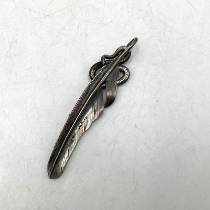 【中古品】【メンズ/レディース】 SHARE ONE'S FATE シェアワンズフェイト 1ST FEATHER＆DROP SNAKE TOP ファースト フェザー ドロップ スネーク トップ ペンダントトップ アクセサリー 192-260831-cs-08-izu カラー：シルバー 万代Net店