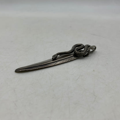 【中古品】【メンズ/レディース】 SHARE ONE'S FATE シェアワンズフェイト 1ST FEATHER＆DROP SNAKE TOP ファースト フェザー ドロップ スネーク トップ ペンダントトップ アクセサリー 192-260831-cs-08-izu カラー：シルバー 万代Net店