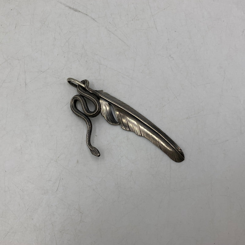 【中古品】【メンズ/レディース】 SHARE ONE'S FATE シェアワンズフェイト 1ST FEATHER＆DROP SNAKE TOP ファースト フェザー ドロップ スネーク トップ ペンダントトップ アクセサリー 192-260831-cs-08-izu カラー：シルバー 万代Net店