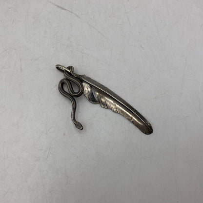 【中古品】【メンズ/レディース】 SHARE ONE'S FATE シェアワンズフェイト 1ST FEATHER＆DROP SNAKE TOP ファースト フェザー ドロップ スネーク トップ ペンダントトップ アクセサリー 192-260831-cs-08-izu カラー：シルバー 万代Net店