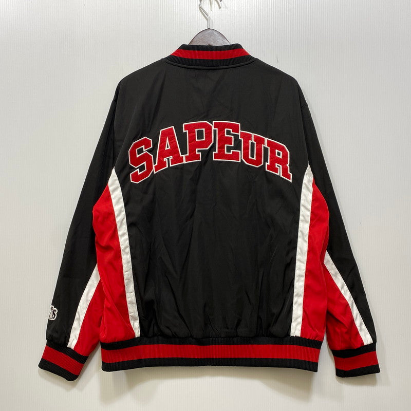 【中古品】【メンズ】 SAPEUR x FR2 サプール エフアールツー FRJ108 STADIUM JACKET スタジアム ジャケット アウター 142-260831-cs-04-izu サイズ：L カラー：ブラック×レッド 万代Net店