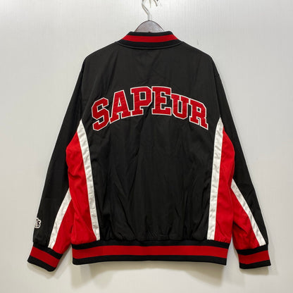 【中古品】【メンズ】 SAPEUR x FR2 サプール エフアールツー FRJ108 STADIUM JACKET スタジアム ジャケット アウター 142-260831-cs-04-izu サイズ：L カラー：ブラック×レッド 万代Net店
