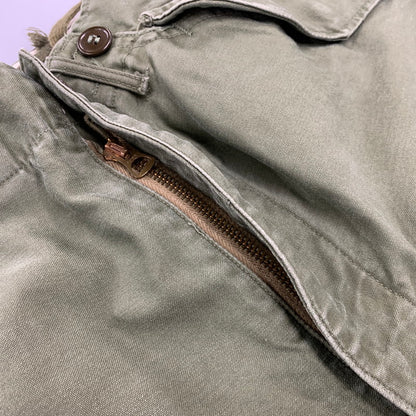 【現状渡し品】【メンズ】 U.S.ARMY ユーエスアーミー PATWIN ZIP パットウィン ジップ 50S M-51 FIELD TROSERS フィールド トラウザーズ ズボン ボトムス 157-260903-ya-03-izu サイズ：REGULAR-SMALL カラー：カーキ 万代Net店