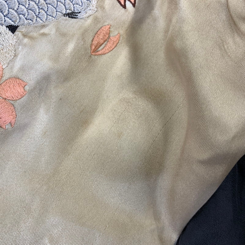 【現状渡し品】【メンズ】 花旅楽団 ハナタビガクダン 鯉×桜 SOUVENIR JACKET スーベニア ジャケット アウター 145-260905-cs-07-izu サイズ：S カラー：ブラック/ブラウン系 万代Net店