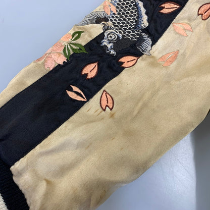 【現状渡し品】【メンズ】 花旅楽団 ハナタビガクダン 鯉×桜 SOUVENIR JACKET スーベニア ジャケット アウター 145-260905-cs-07-izu サイズ：S カラー：ブラック/ブラウン系 万代Net店