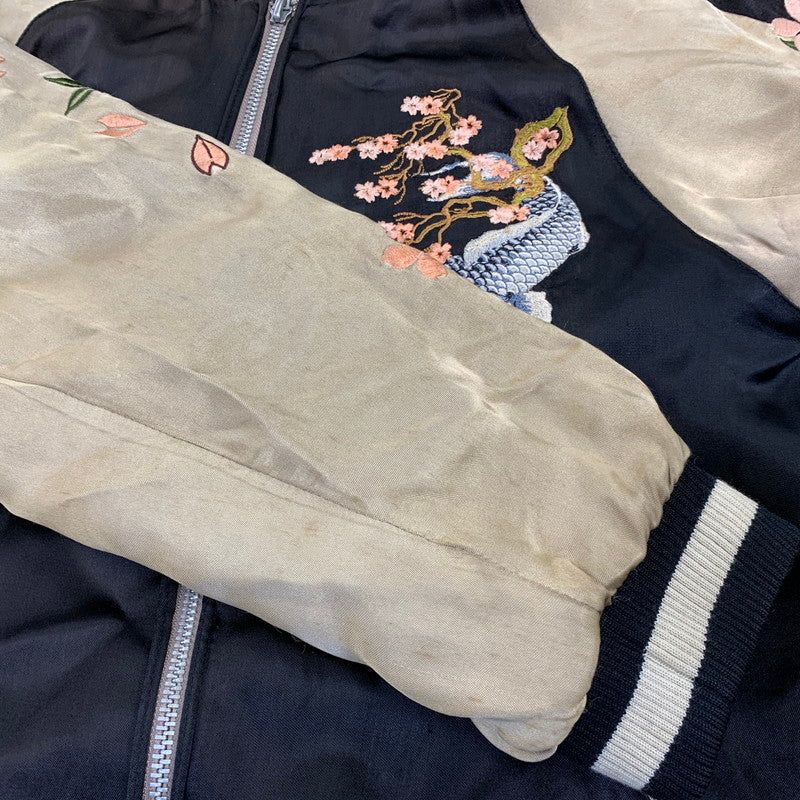 【現状渡し品】【メンズ】 花旅楽団 ハナタビガクダン 鯉×桜 SOUVENIR JACKET スーベニア ジャケット アウター 145-260905-cs-07-izu サイズ：S カラー：ブラック/ブラウン系 万代Net店