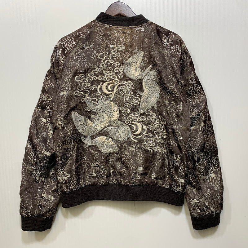 【現状渡し品】【メンズ】 花旅楽団 ハナタビガクダン 鯉×桜 SOUVENIR JACKET スーベニア ジャケット アウター 145-260905-cs-07-izu サイズ：S カラー：ブラック/ブラウン系 万代Net店