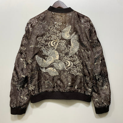 【現状渡し品】【メンズ】 花旅楽団 ハナタビガクダン 鯉×桜 SOUVENIR JACKET スーベニア ジャケット アウター 145-260905-cs-07-izu サイズ：S カラー：ブラック/ブラウン系 万代Net店