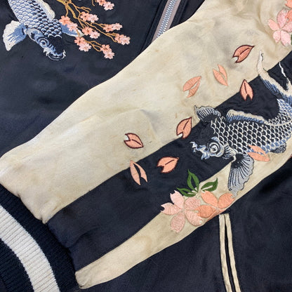 【現状渡し品】【メンズ】 花旅楽団 ハナタビガクダン 鯉×桜 SOUVENIR JACKET スーベニア ジャケット アウター 145-260905-cs-07-izu サイズ：S カラー：ブラック/ブラウン系 万代Net店