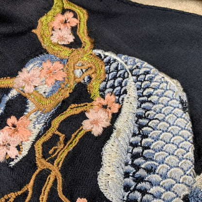 【現状渡し品】【メンズ】 花旅楽団 ハナタビガクダン 鯉×桜 SOUVENIR JACKET スーベニア ジャケット アウター 145-260905-cs-07-izu サイズ：S カラー：ブラック/ブラウン系 万代Net店