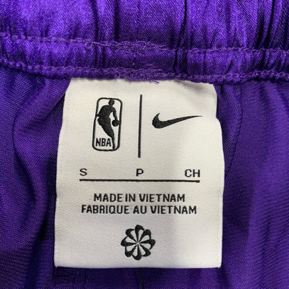 【中古品】【メンズ】 NIKE ナイキ× NBA エヌビーエー LAKERS STANDARD FIT HIGH RISE PANTS レイカーズ スタンダード フィット ハイライズ パンツ ズボン ボトムス 159-260918-ya-26-izu サイズ：S カラー：パープル 万代Net店