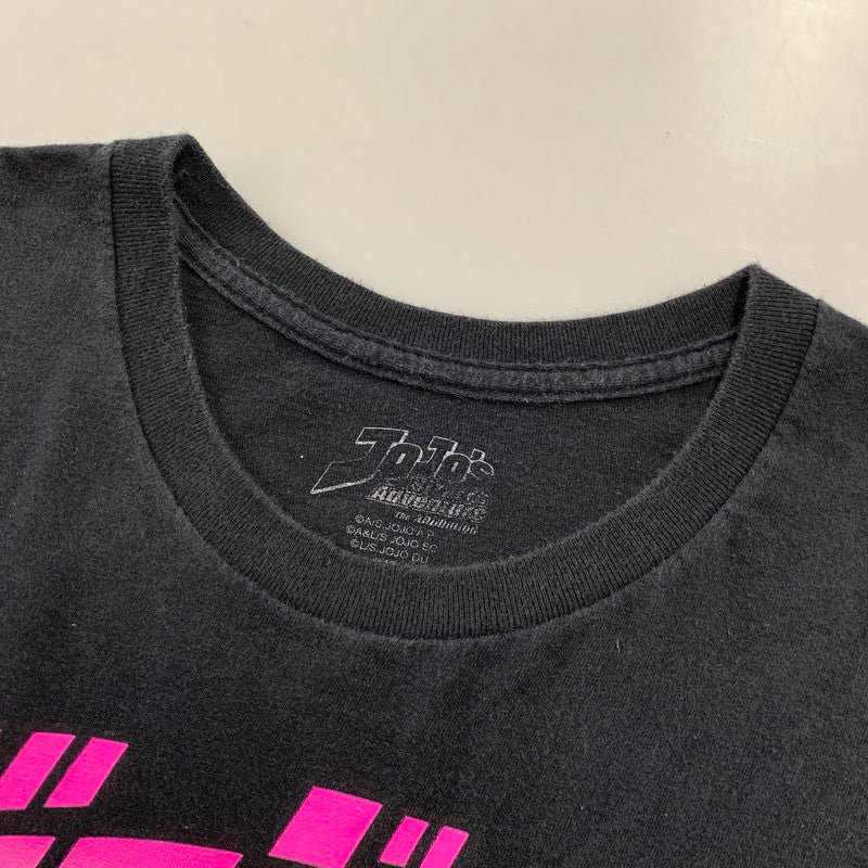 【中古品】【メンズ】 JOJO'S BIZARRE ADVENTURE ジョジョの奇妙な冒険 スターダストクルセイダーズ TEE Tシャツ トップス 半袖 146-260918-ya-08-izu サイズ：XL カラー：ブラック 万代Net店