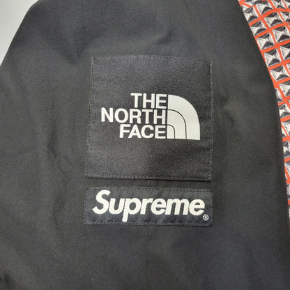 【中古品】【メンズ】 Supreme シュプリーム × THE NORTH FACE ザ・ノースフェイス STUDDED MOUNTAIN LIGHT JACKET NP12103I スタッズ柄 マウンテンライトジャケット 149-260909-as-01-izu サイズ：L カラー：レッド系 万代Net店