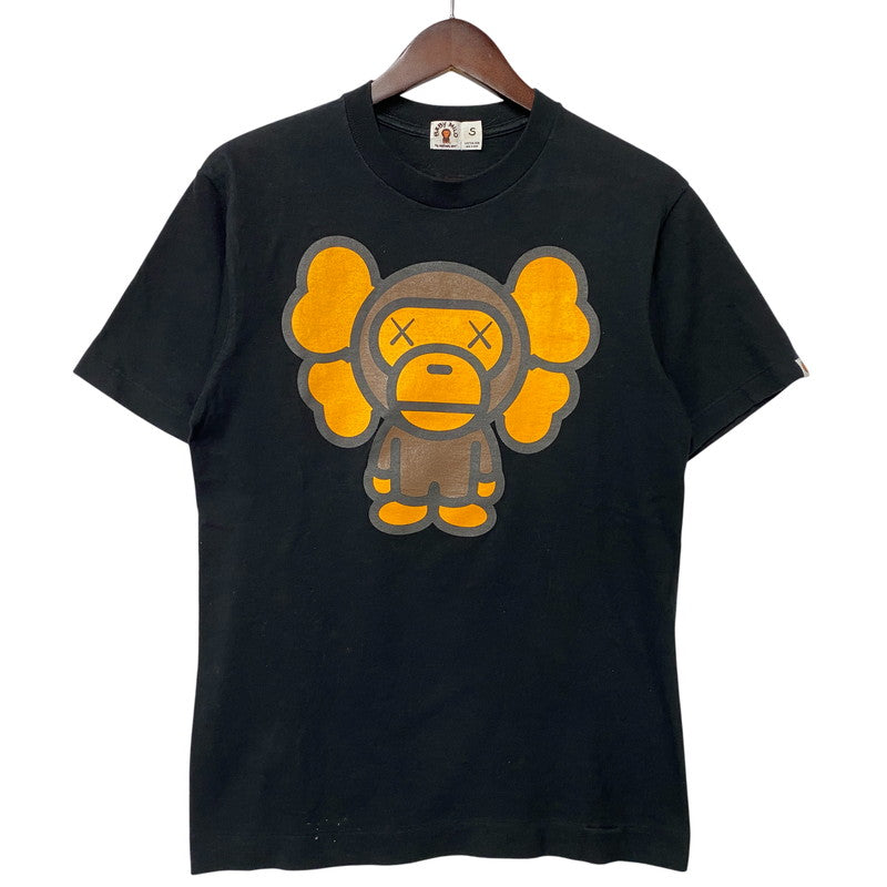【中古品】【メンズ】 A BATHING APE アベイシングエイプ × KAWS カウズ BABY MILO S/S TEE ベイビー マイロ 半袖 Tシャツ 142-260919-as-06-izu サイズ：S カラー：ブラック 万代Net店