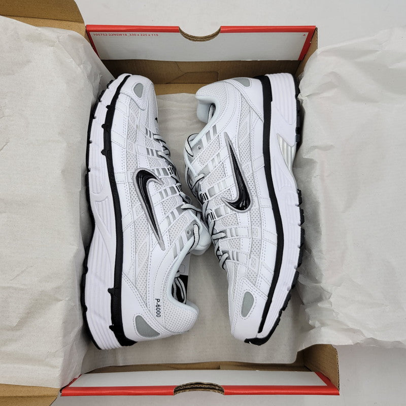 【中古美品】【メンズ】 NIKE ナイキ CD6404-107 P-6000 スニーカー シューズ靴 160-260913-ya-05-izu サイズ：27cm カラー：WHITE/BLACK-METALLIC SILVER 万代Net店
