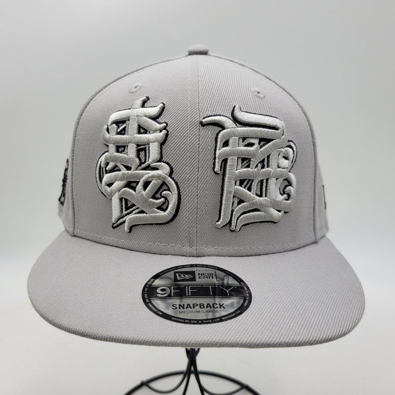 【中古品】【メンズ/レディース】 NEW ERA ニューエラ× TERRY THE AKI-06 テリー・ザ・アキ 9FIFTY "裏庭" SNAPBACK CAP スナップバック キャップ 帽子 185-260916-ya-19-izu サイズ：M/L カラー：グレー 万代Net店