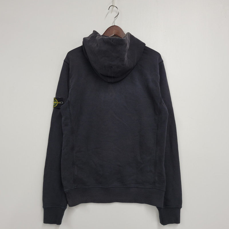 【現状渡し品】【メンズ】 STONE ISLAND ストーンアイランド 711562820 COTTON SWEAT PULLOVER HOODIE コットン スウェット プルオーバー フーディー トップス 長袖 141-260916-ya-05-izu サイズ：M カラー：ブラック 万代Net店