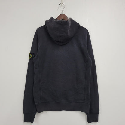 【現状渡し品】【メンズ】 STONE ISLAND ストーンアイランド 711562820 COTTON SWEAT PULLOVER HOODIE コットン スウェット プルオーバー フーディー トップス 長袖 141-260916-ya-05-izu サイズ：M カラー：ブラック 万代Net店
