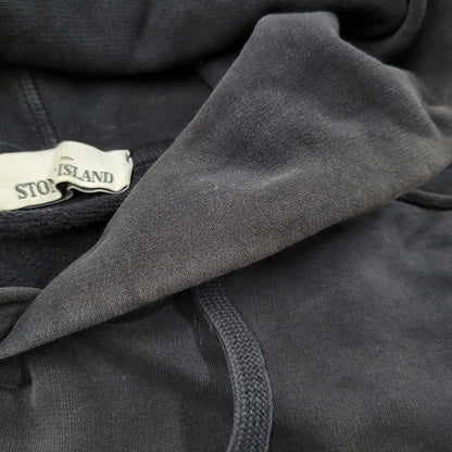 【現状渡し品】【メンズ】 STONE ISLAND ストーンアイランド 711562820 COTTON SWEAT PULLOVER HOODIE コットン スウェット プルオーバー フーディー トップス 長袖 141-260916-ya-05-izu サイズ：M カラー：ブラック 万代Net店