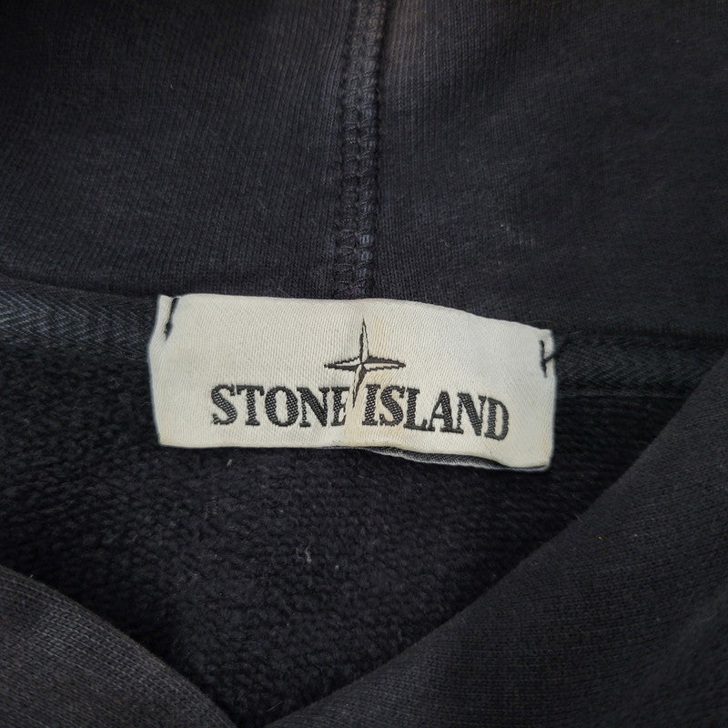 【現状渡し品】【メンズ】 STONE ISLAND ストーンアイランド 711562820 COTTON SWEAT PULLOVER HOODIE コットン スウェット プルオーバー フーディー トップス 長袖 141-260916-ya-05-izu サイズ：M カラー：ブラック 万代Net店