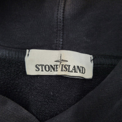 【現状渡し品】【メンズ】 STONE ISLAND ストーンアイランド 711562820 COTTON SWEAT PULLOVER HOODIE コットン スウェット プルオーバー フーディー トップス 長袖 141-260916-ya-05-izu サイズ：M カラー：ブラック 万代Net店