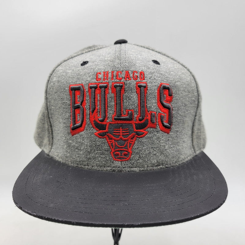 【中古品】【メンズ/レディース】 MITCHELL&NESS ミッチェル&ネス CHICAGO BULLS SNAPBACK CAP シカゴ ブルズ スナップバック キャップ 帽子 185-260920-as-16-izu サイズ：F カラー：グレー×ブラック 万代Net店