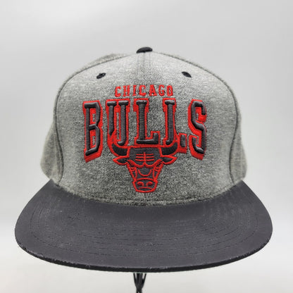 【中古品】【メンズ/レディース】 MITCHELL&NESS ミッチェル&ネス CHICAGO BULLS SNAPBACK CAP シカゴ ブルズ スナップバック キャップ 帽子 185-260920-as-16-izu サイズ：F カラー：グレー×ブラック 万代Net店
