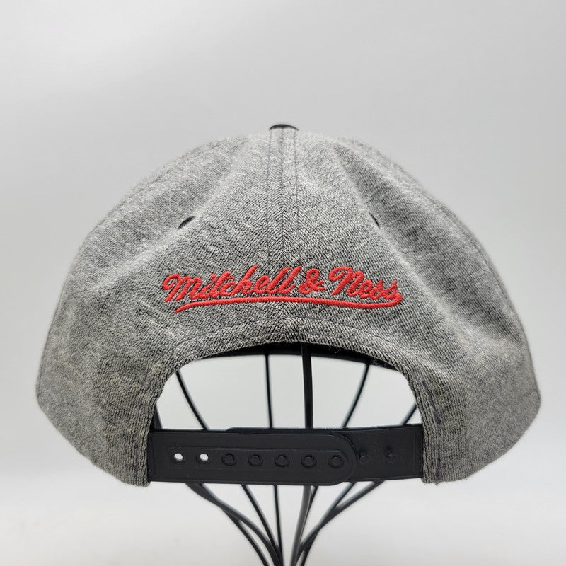 【中古品】【メンズ/レディース】 MITCHELL&NESS ミッチェル&ネス CHICAGO BULLS SNAPBACK CAP シカゴ ブルズ スナップバック キャップ 帽子 185-260920-as-16-izu サイズ：F カラー：グレー×ブラック 万代Net店