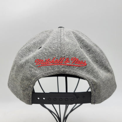 【中古品】【メンズ/レディース】 MITCHELL&NESS ミッチェル&ネス CHICAGO BULLS SNAPBACK CAP シカゴ ブルズ スナップバック キャップ 帽子 185-260920-as-16-izu サイズ：F カラー：グレー×ブラック 万代Net店
