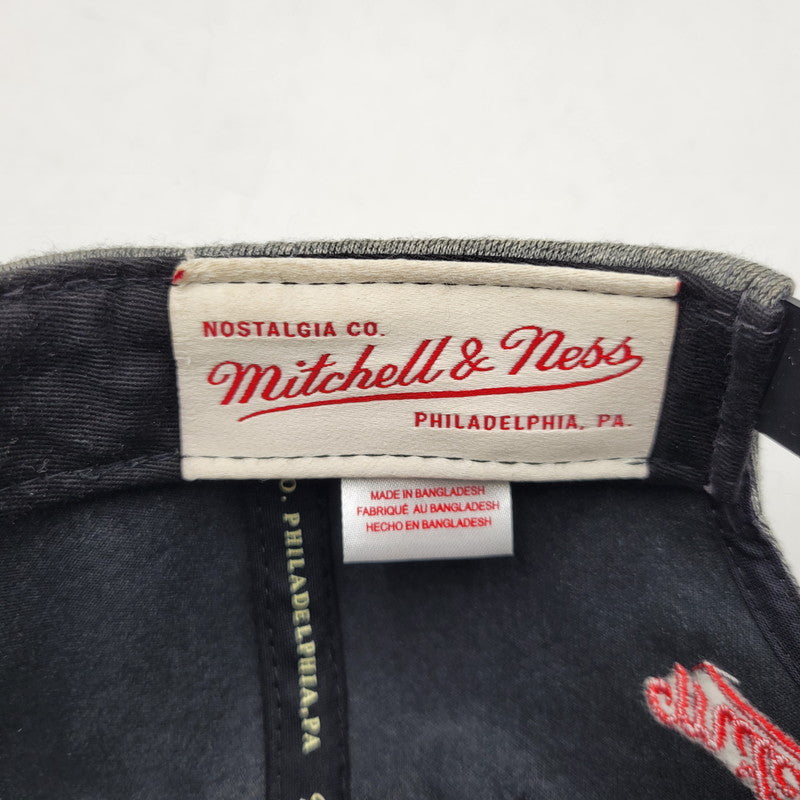 【中古品】【メンズ/レディース】 MITCHELL&NESS ミッチェル&ネス CHICAGO BULLS SNAPBACK CAP シカゴ ブルズ スナップバック キャップ 帽子 185-260920-as-16-izu サイズ：F カラー：グレー×ブラック 万代Net店