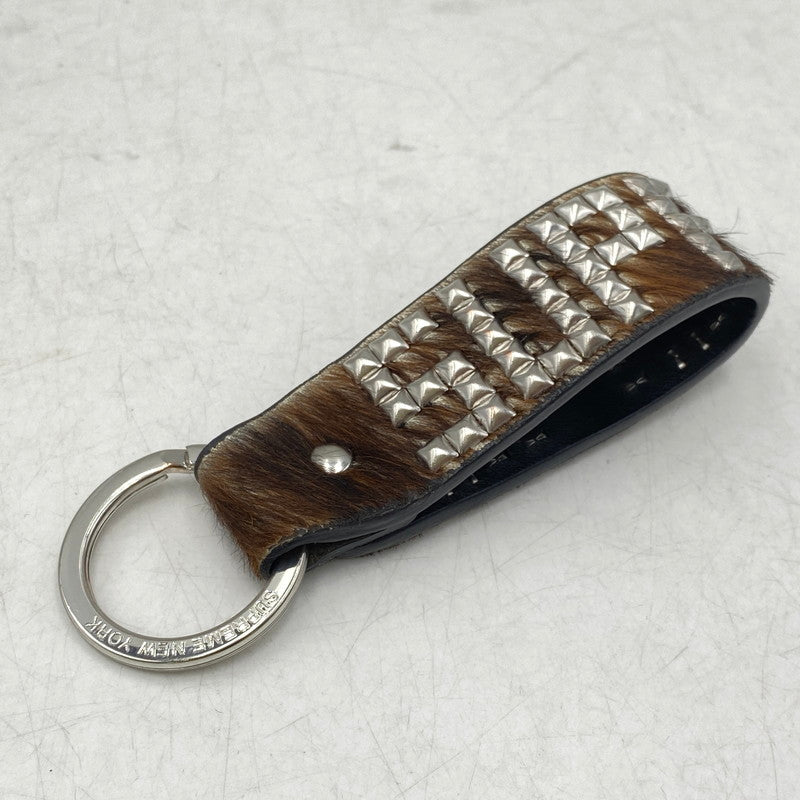 【中古品】【メンズ/レディース】 SUPREME シュプリーム× HOLLYWOOD TRADING COMPANY ハリウッド・トレーディング・カンパニー 23SS HTC STUDDED KEYCHAIN スタッド キーチェーン アクセサリー 192-260915-ya-11-izu カラー：ブラウン×シルバー 万代Net店